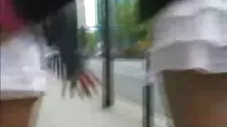 Juodasis vaikinas kiša savo merginai į burną