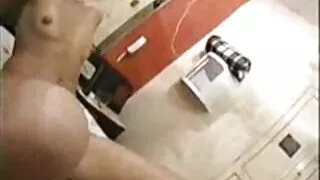 Blondinė ištuštinta rankomis