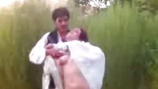 Mergina pakliuvom nuo the asilas ant sofos
