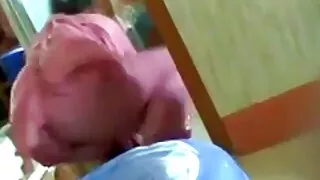 Vyrai užsideda jį ant moters su keliaraiščiu