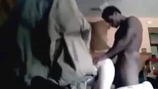 Jie paguldė merginas į lovą ir jas ištuštino