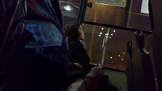 Mergina su akiniais laižyta