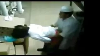 Tatuiruota moteris stipriai prispausta