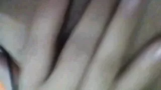 Moteris akiniais