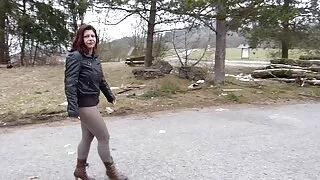 Ištvirkusi moteris sėdėjo ant vyro nugaros