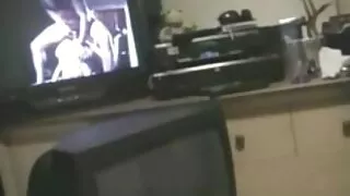 Pašėlusi moteris ant odinės sofos