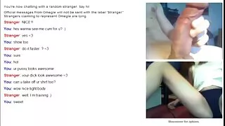 Raudonai apsirengusi moteris