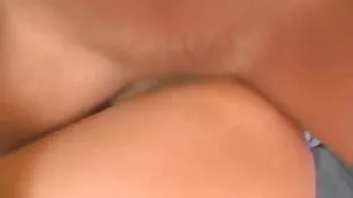 Slystanti nuo liesos pūlingos iki moters su akiniais