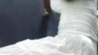 Laižo savo draugės pūlingą